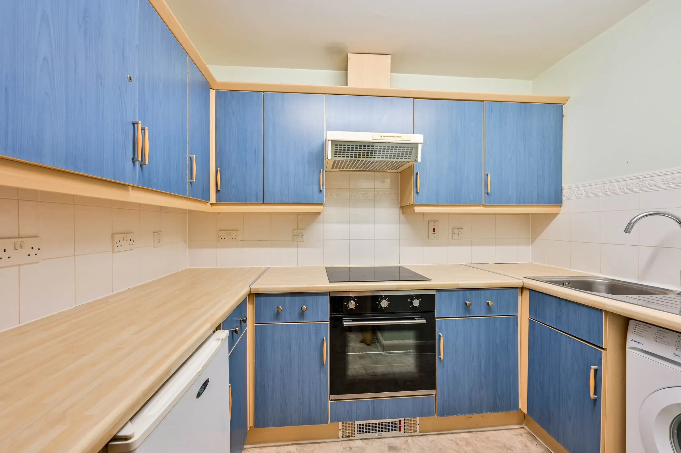 Flat Heathside Crescent in Woking
