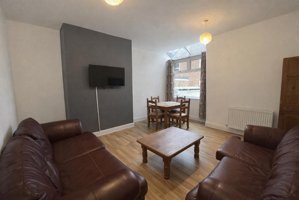 Room Braemar Road in Manchester
