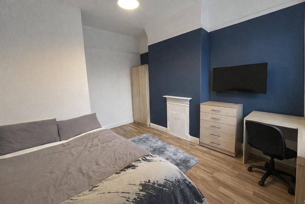 Room Braemar Road in Manchester