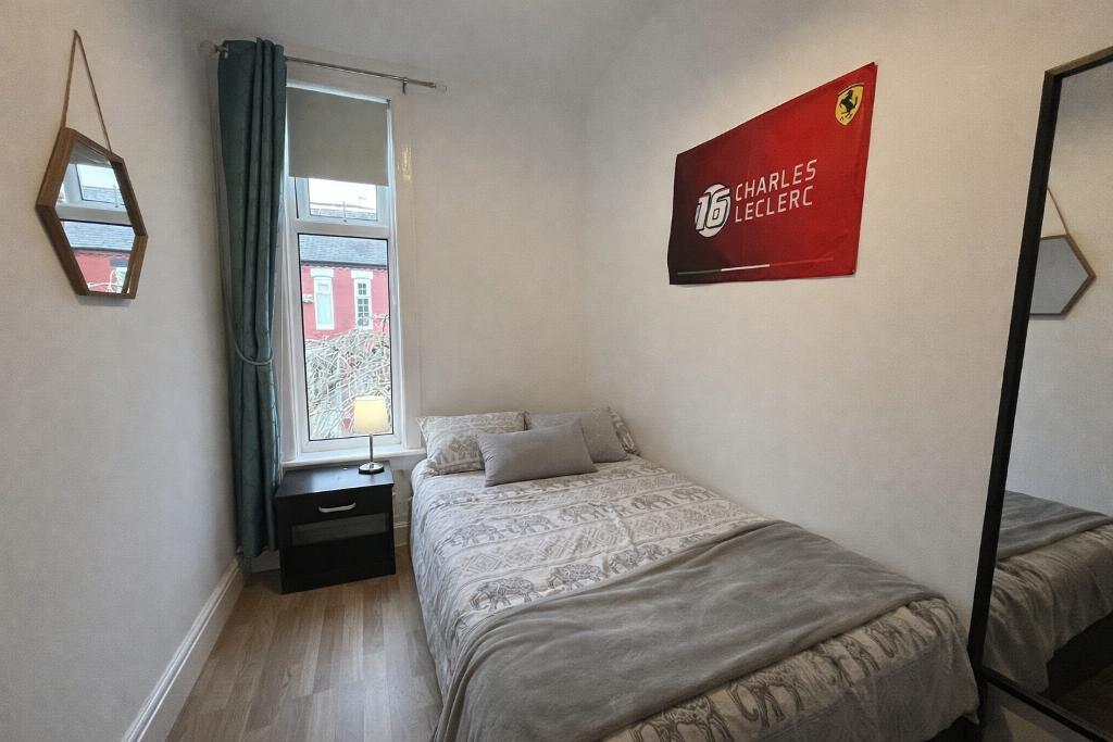 Room Braemar Road in Manchester