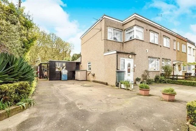 House Fernside Avenue in Greater London