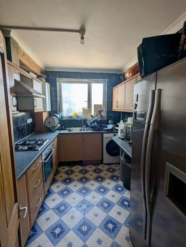 Room Colebert Avenue in Greater London
