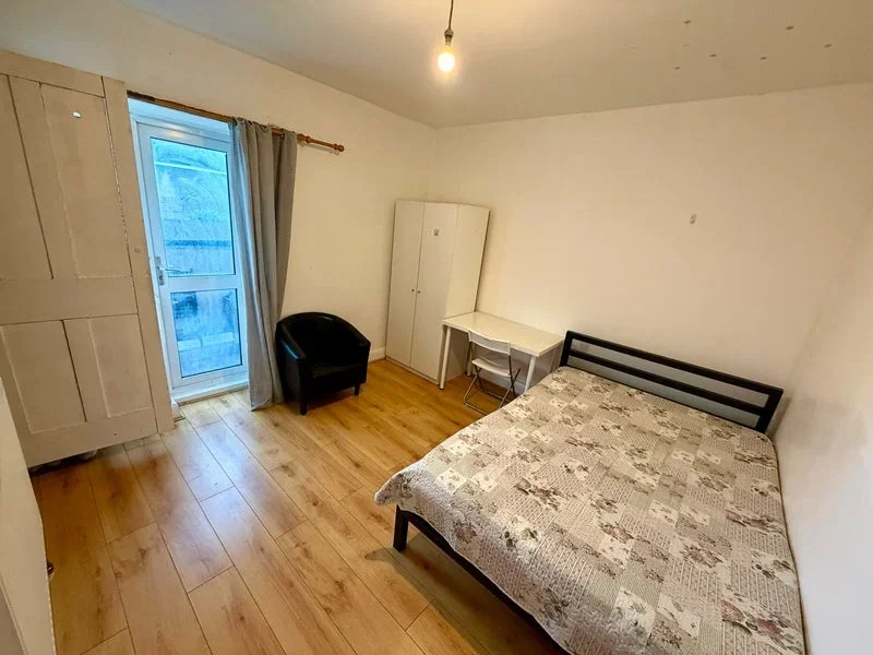 Room Colebert Avenue in Greater London