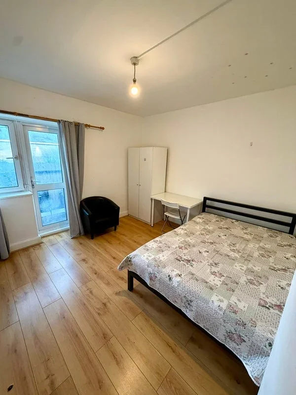 Room Colebert Avenue in Greater London