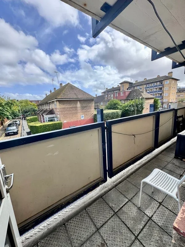 Room Colebert Avenue in Greater London