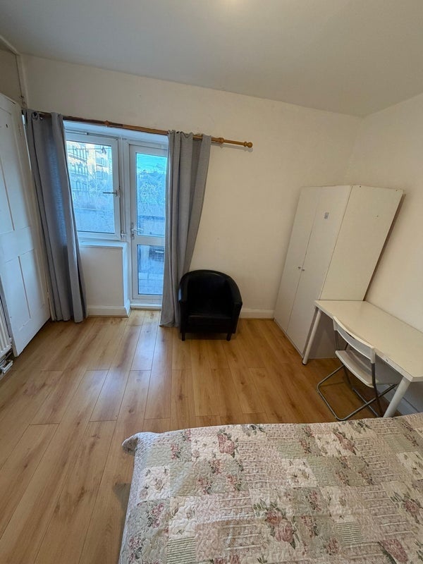 Room Colebert Avenue in Greater London