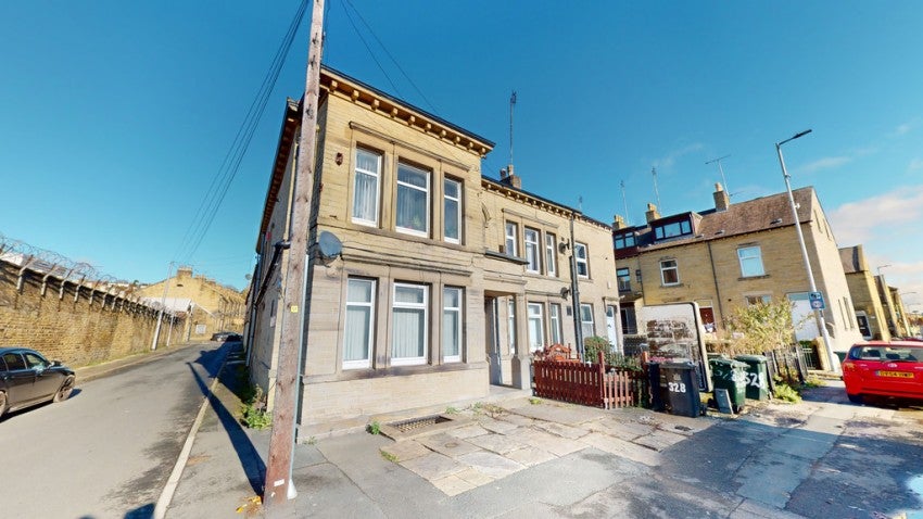 Flat Fearnsides Street in Bradford