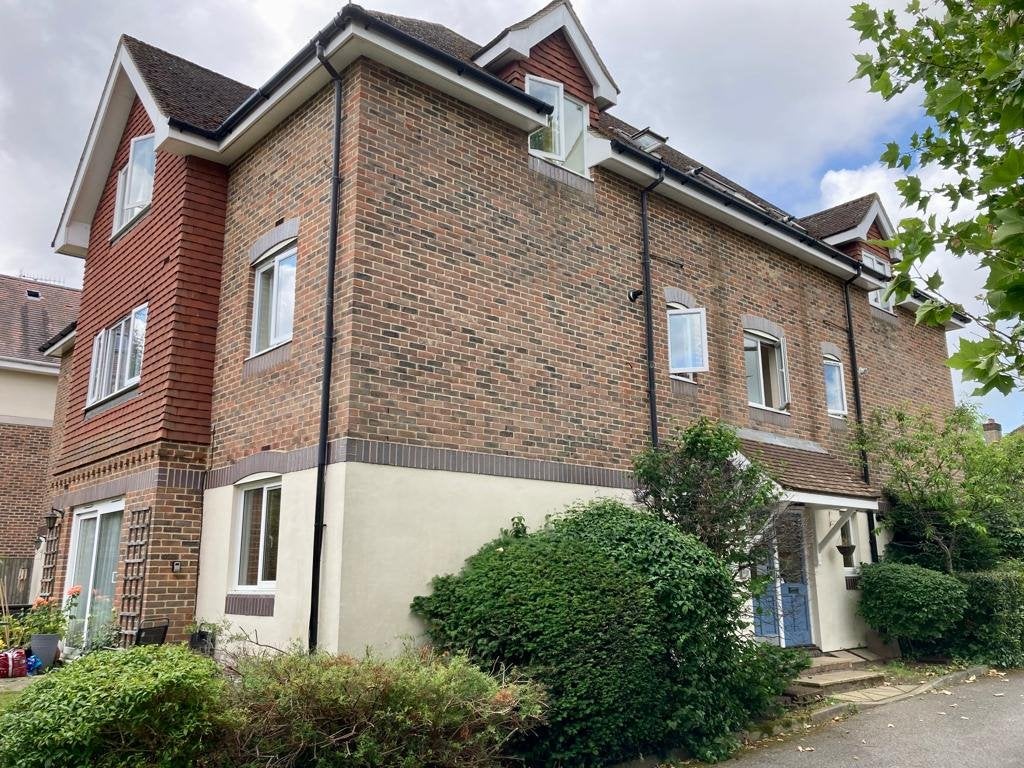 Flat Ladbroke Road in Reigate and Banstead