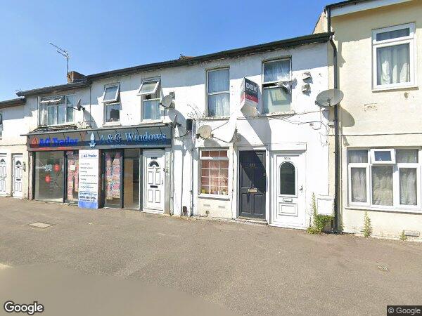 Flat Hanworth Road in Greater London