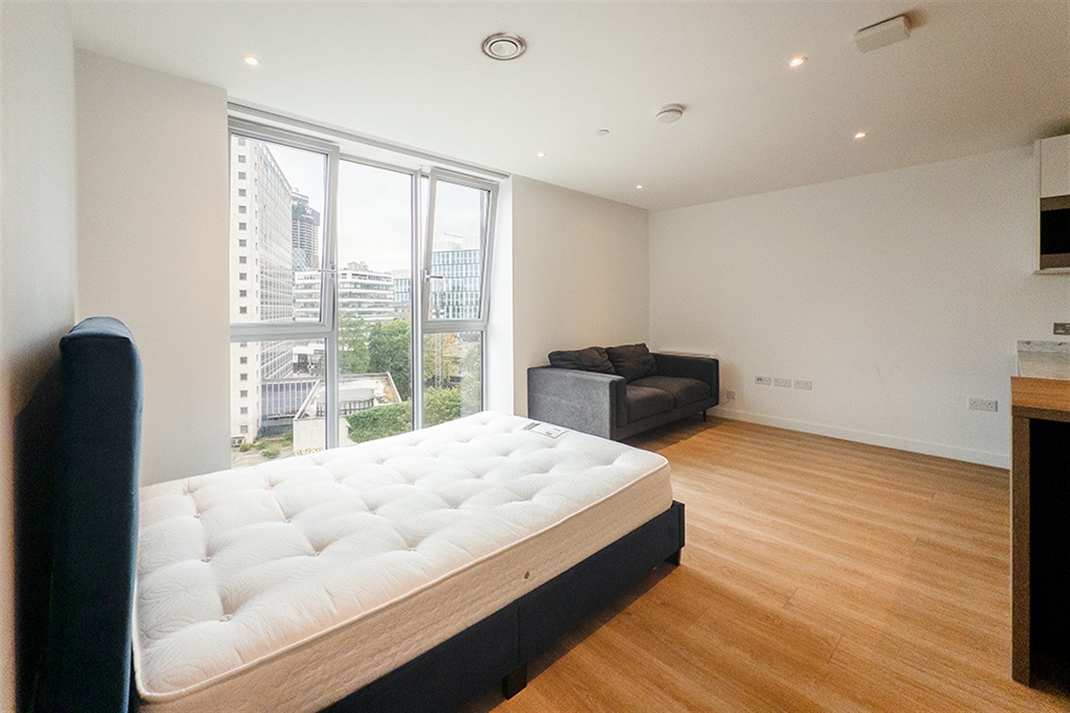 Flat Riverview Walk in Bolton