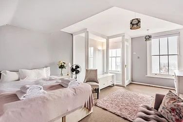 Flat Gondar Gardens in Greater London