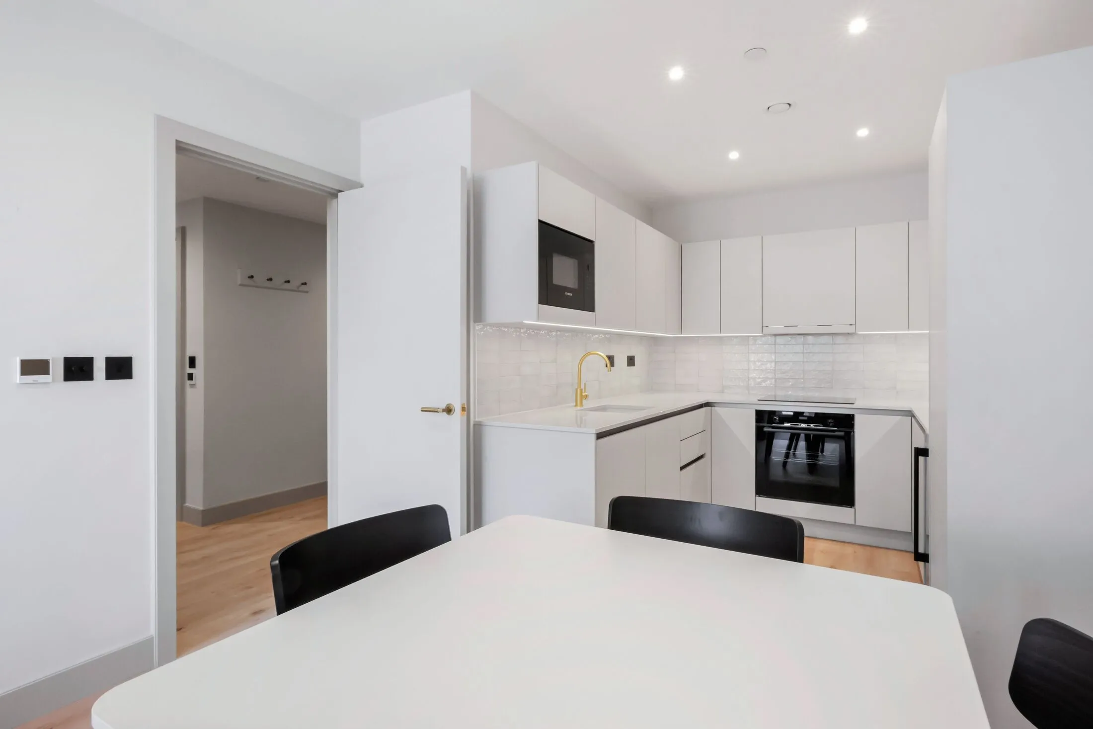 Flat Caversham Road in Greater London