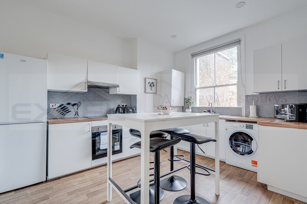 Flat Iverson Road in Greater London