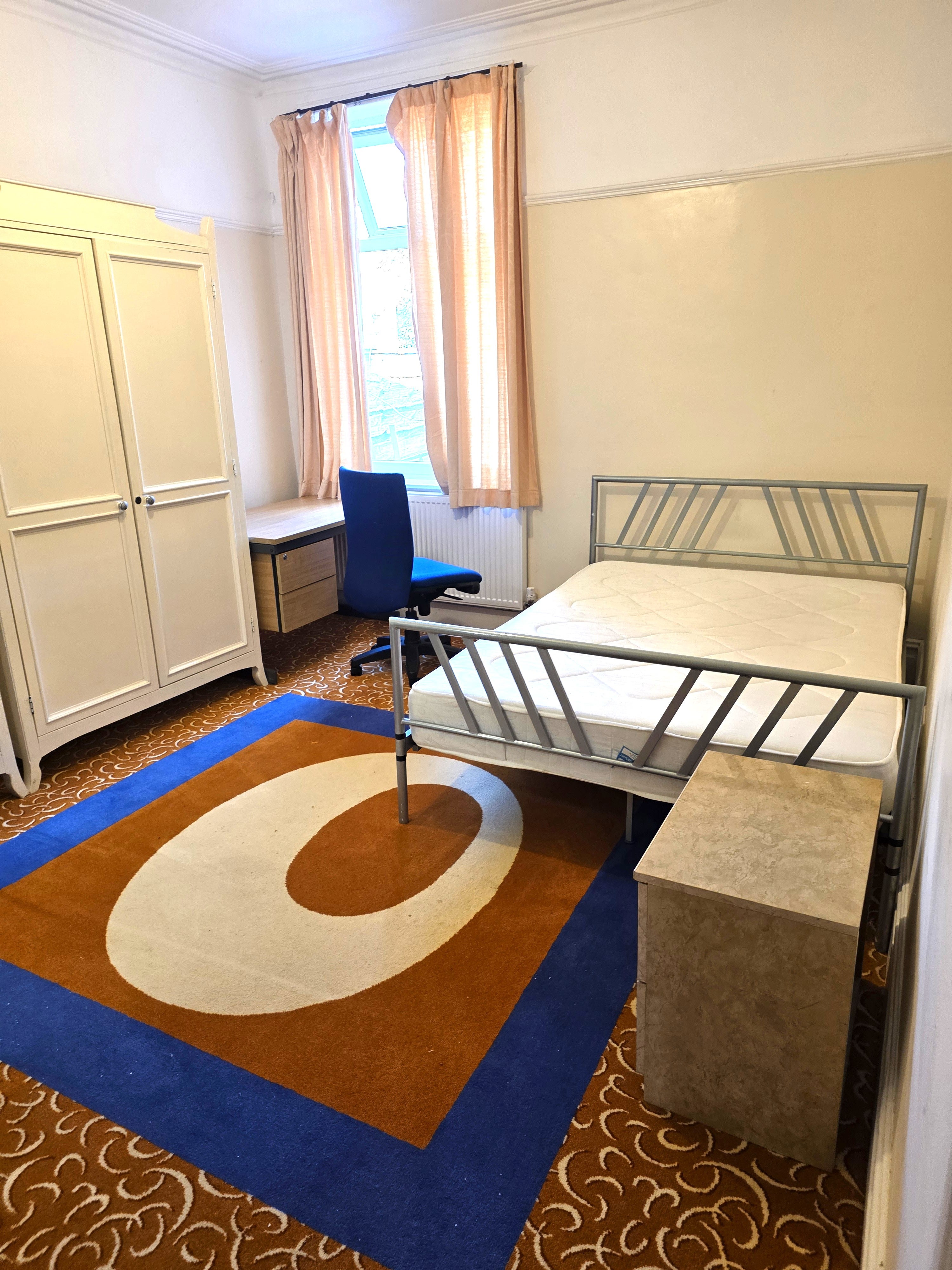 Room Kensington Avenue in Manchester