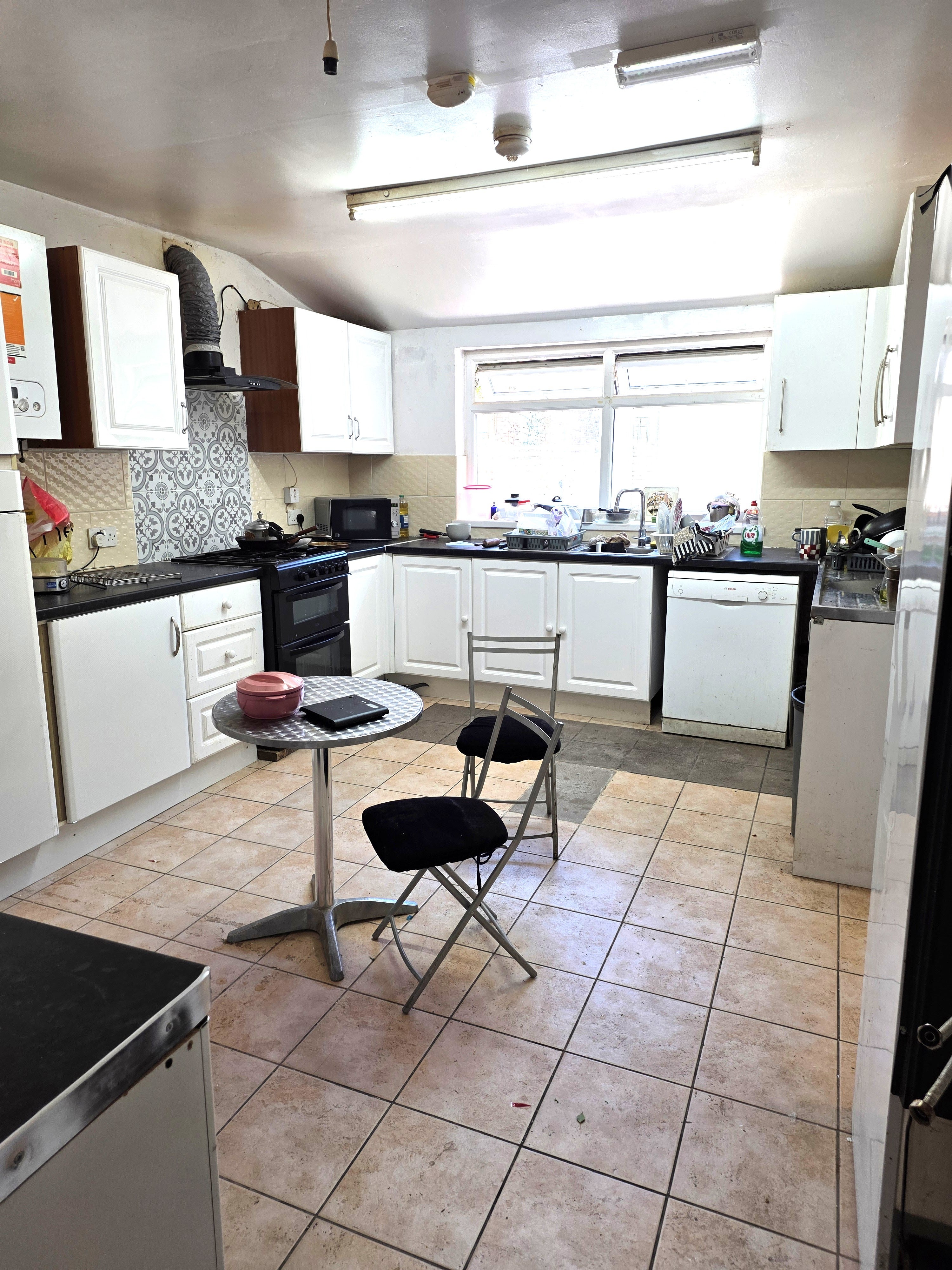 Room Kensington Avenue in Manchester