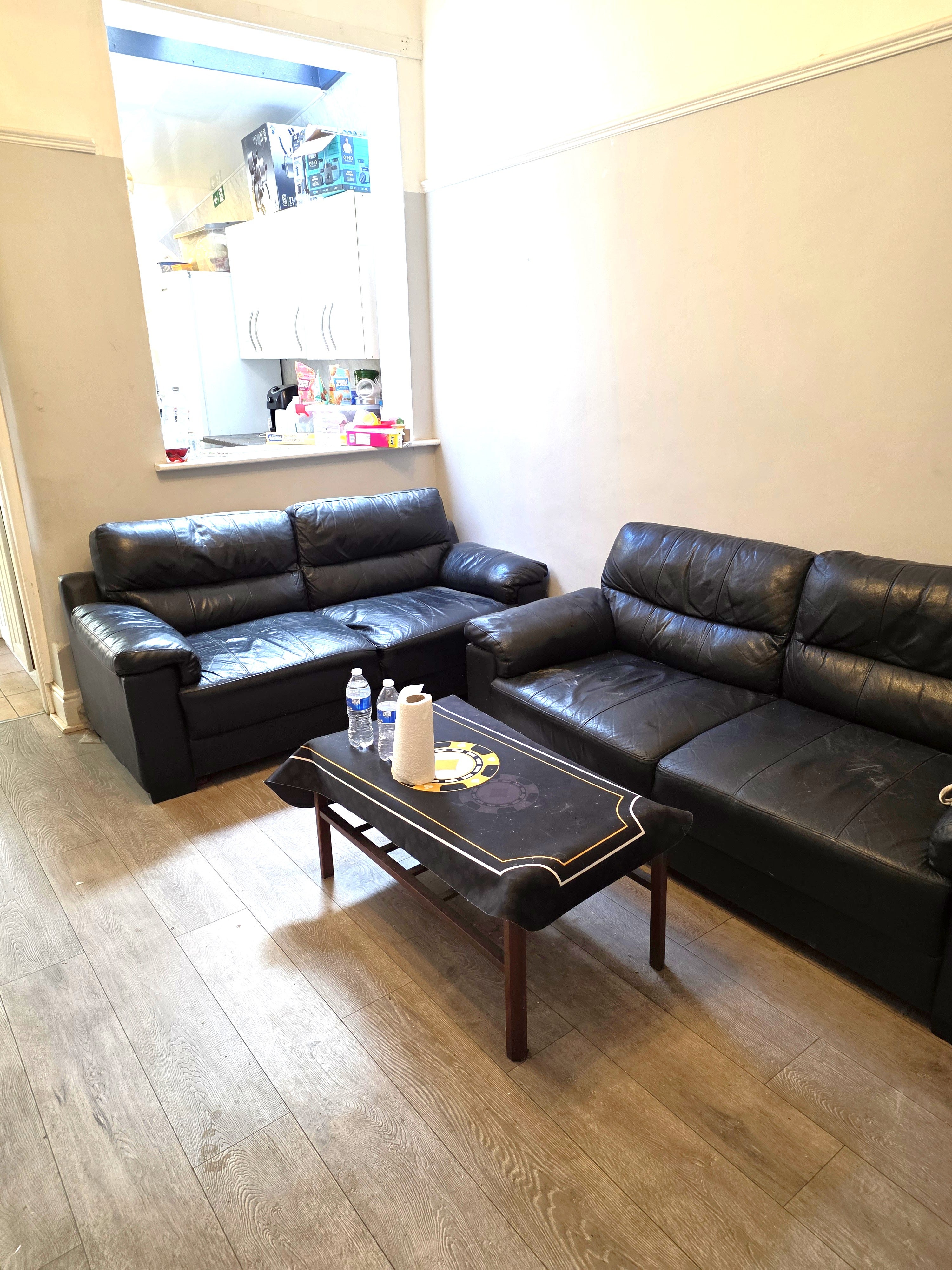 Room Kensington Avenue in Manchester