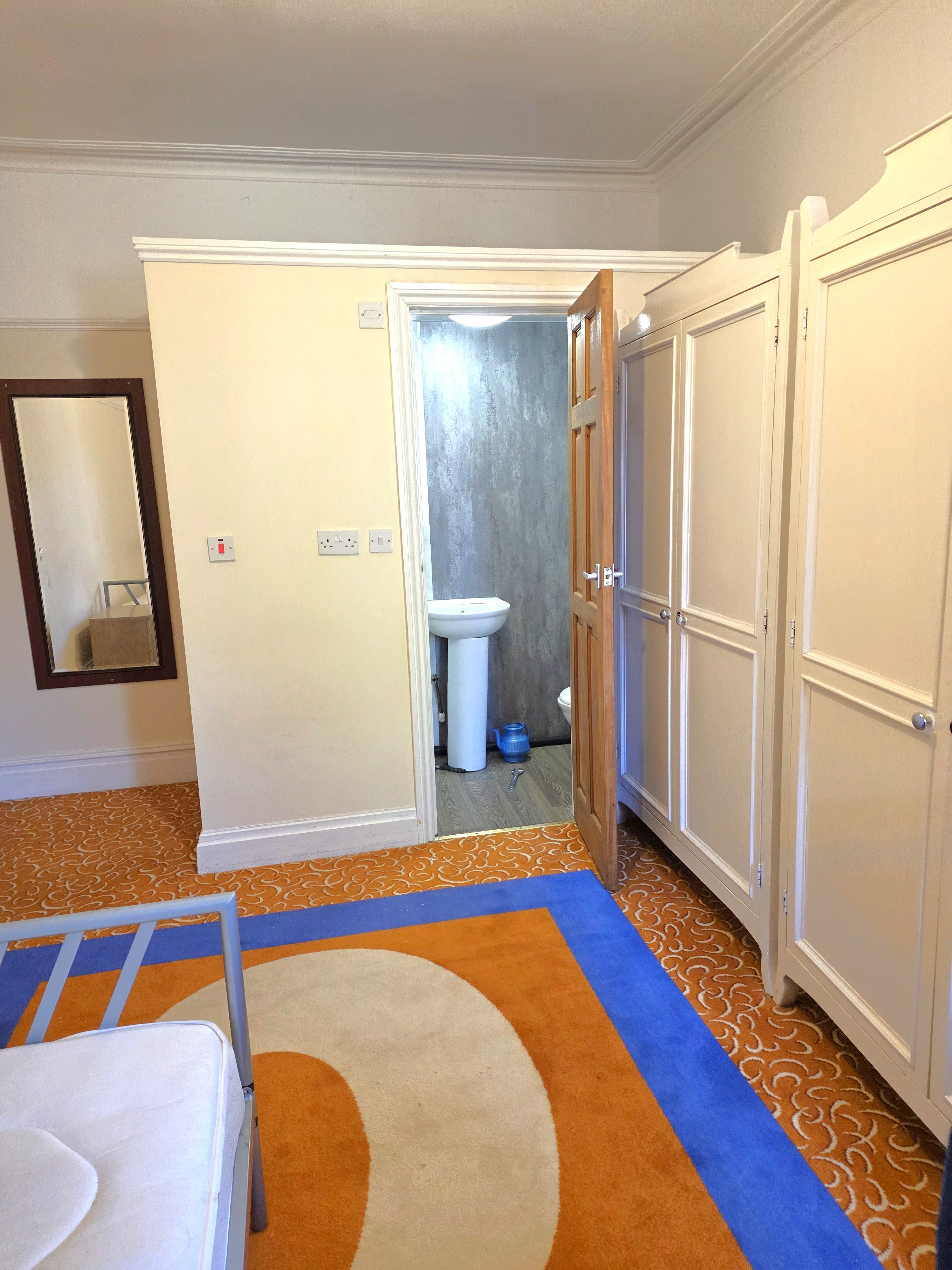 Room Kensington Avenue in Manchester