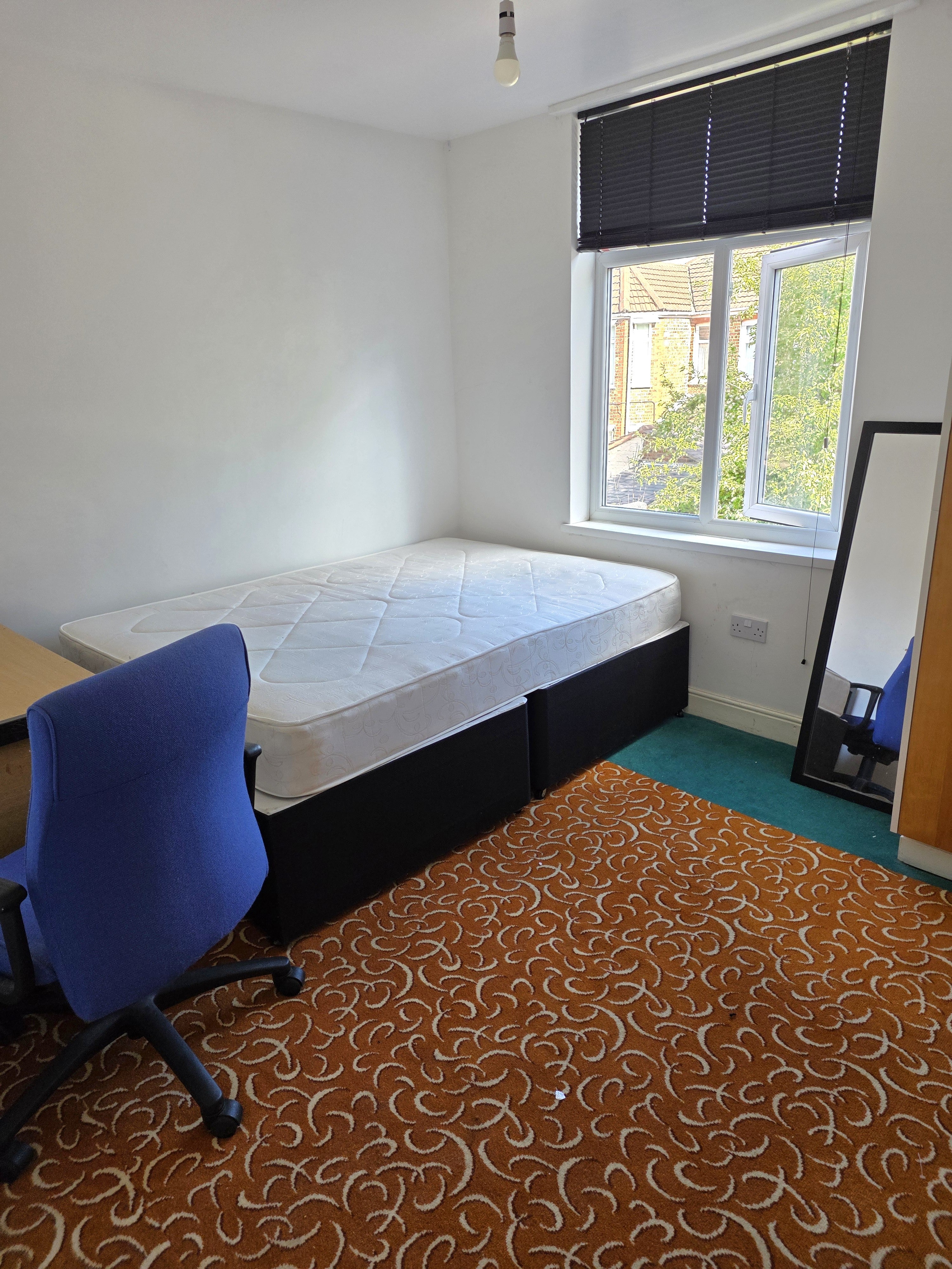 Room Kensington Avenue in Manchester