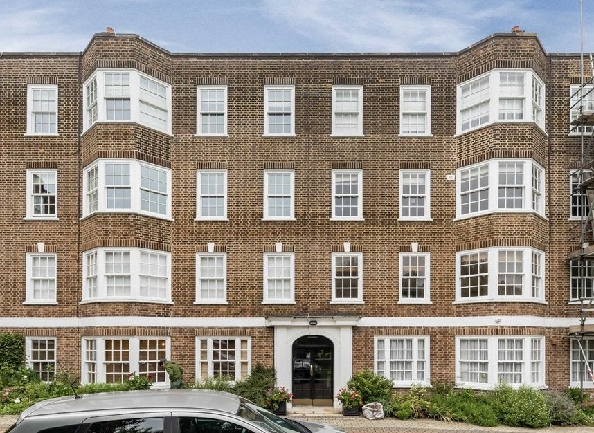 Flat Neurath Path in Greater London