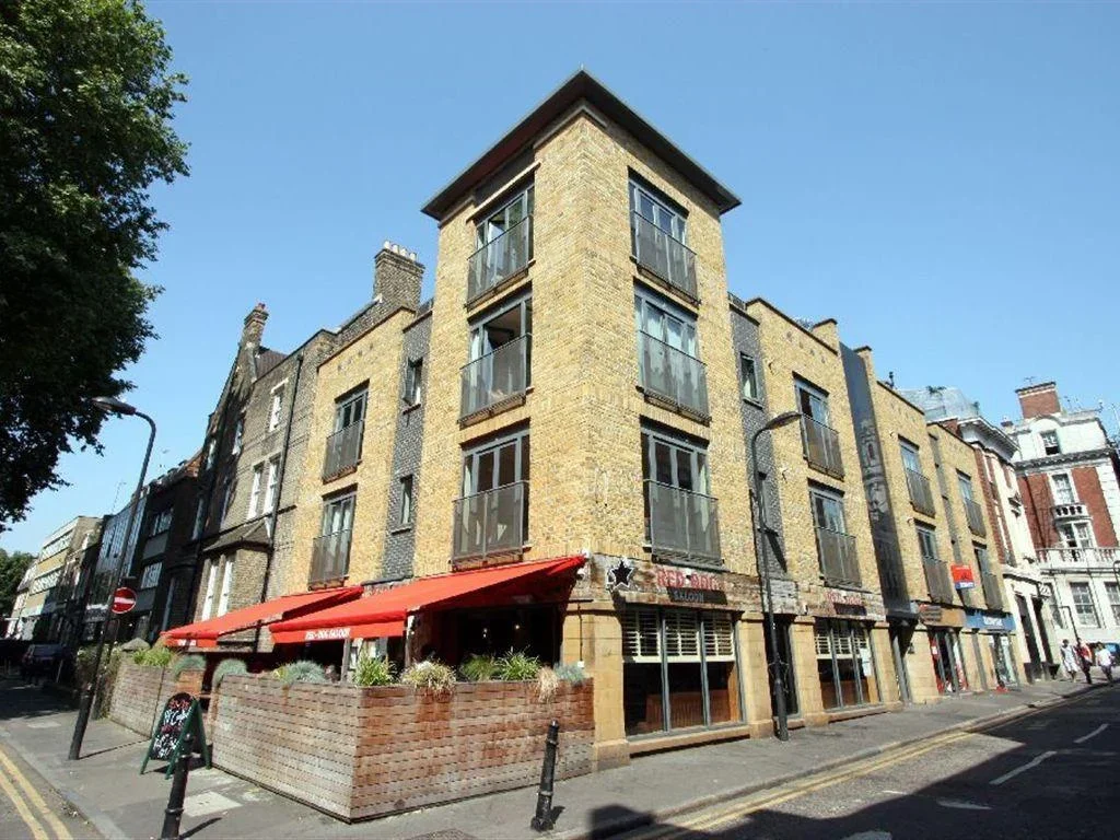 Flat Hoxton Square in Greater London