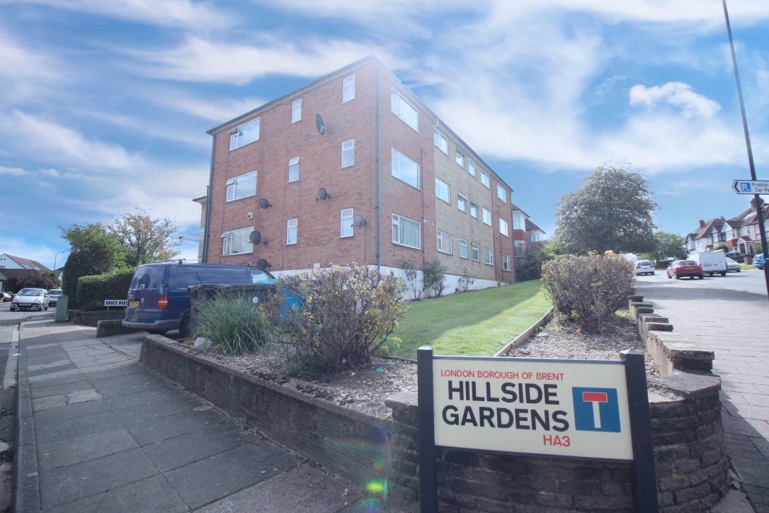 Flat Hillside Gardens in Greater London