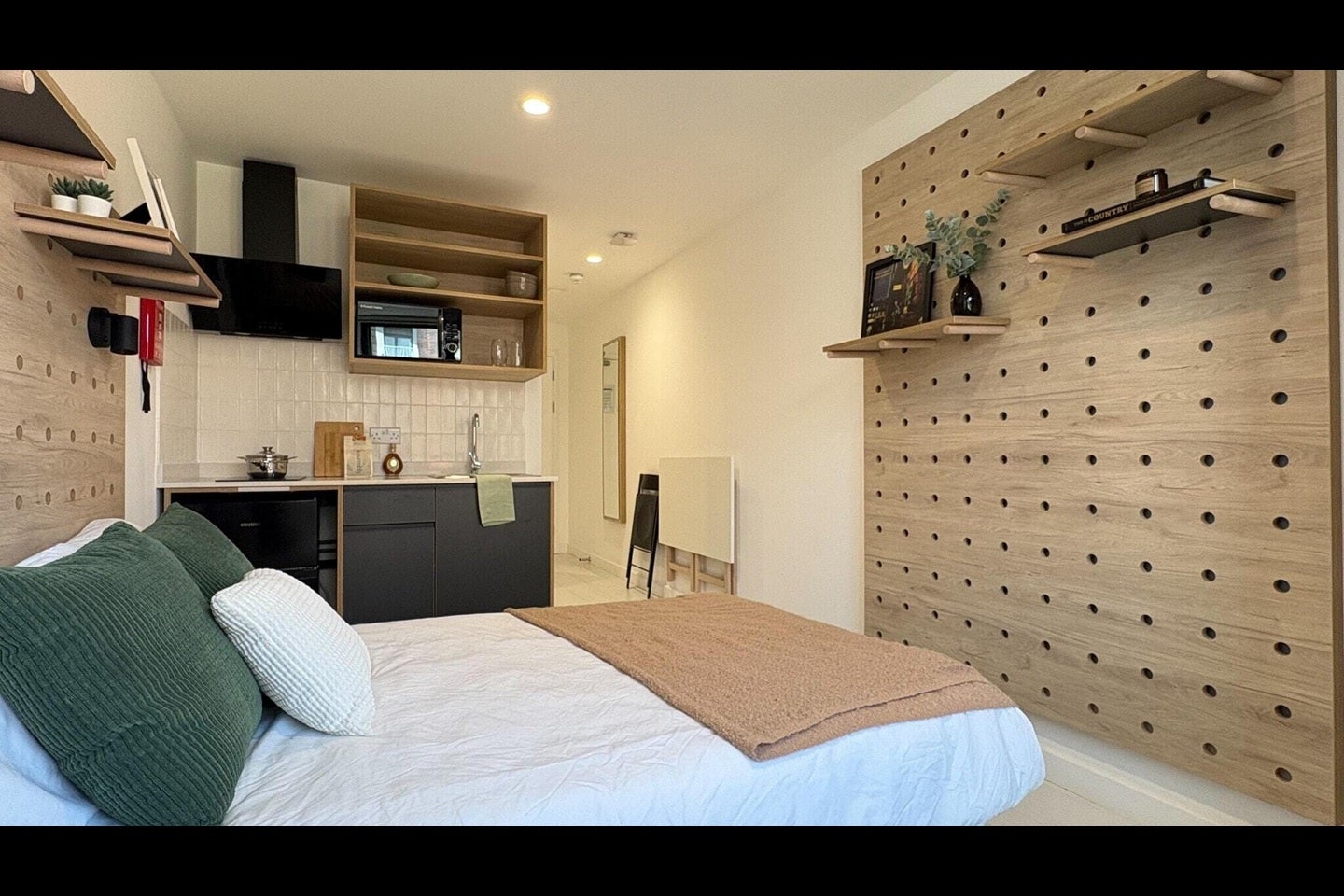 Flat Commercial Road in Greater London