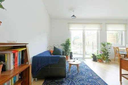 Flat Knapp Road in Greater London