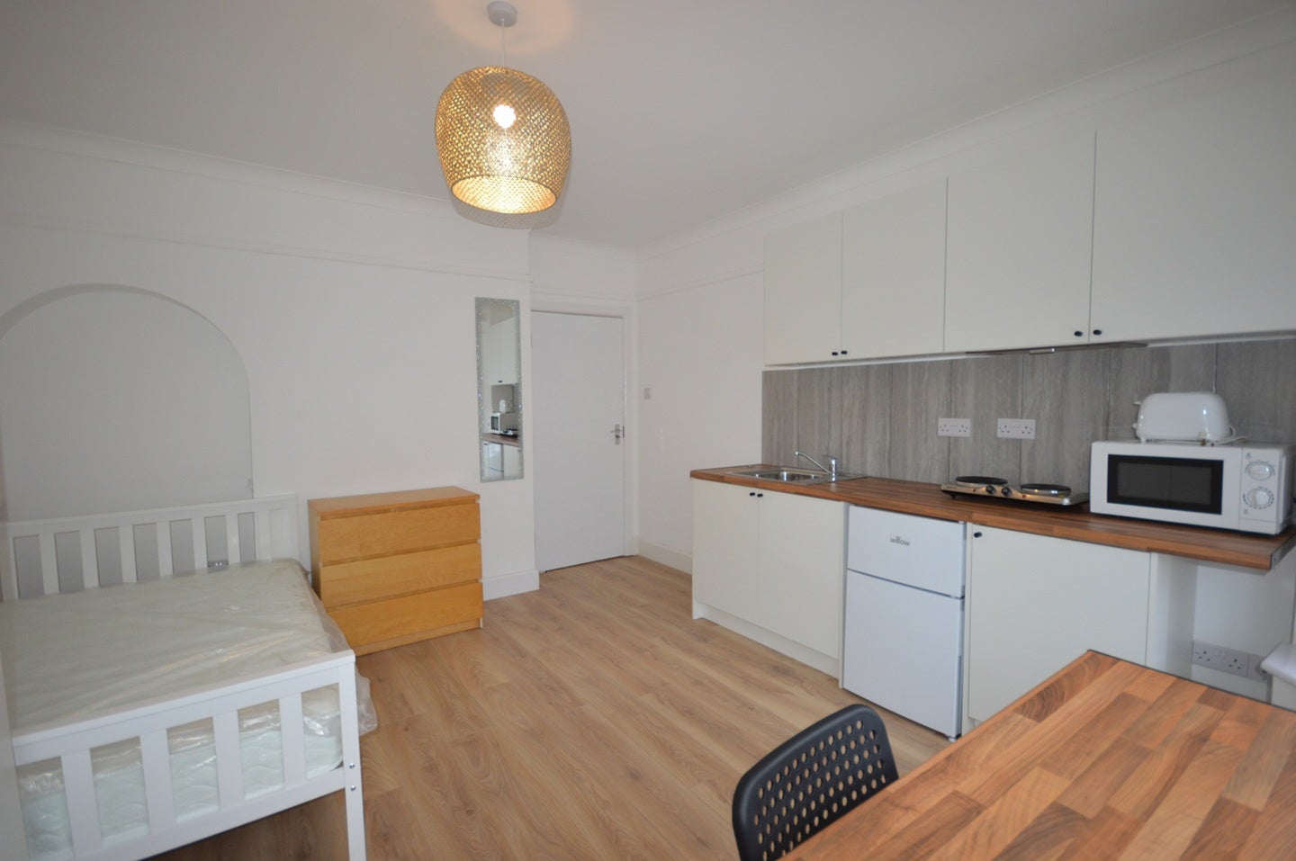 Room Wallisdown Road in Poole