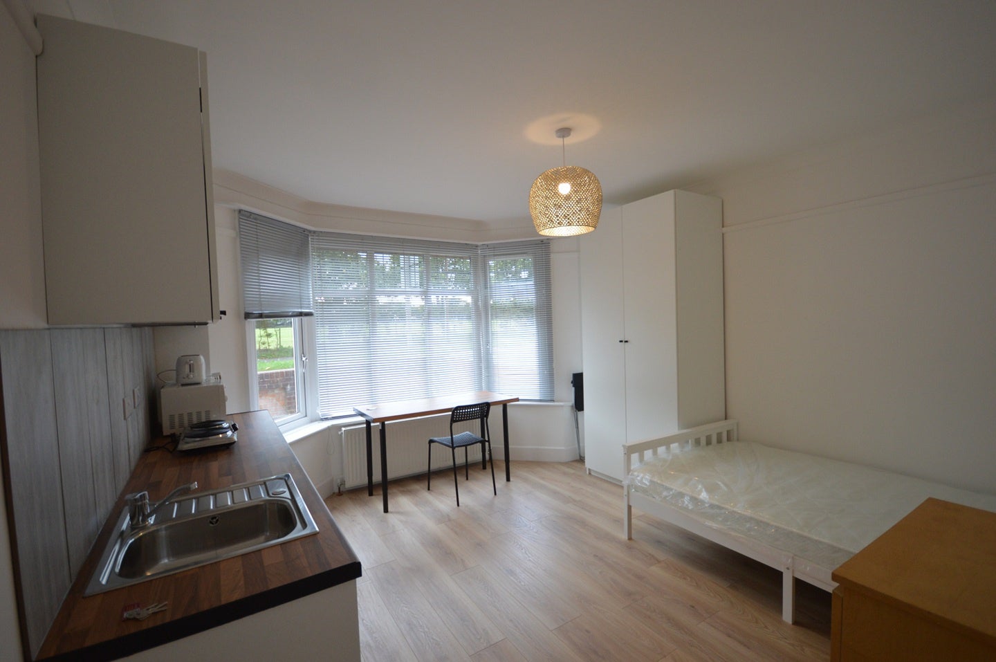 Room Wallisdown Road in Poole