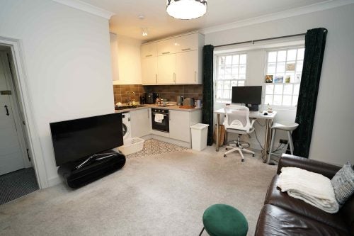 Flat Well Court in City of Edinburgh