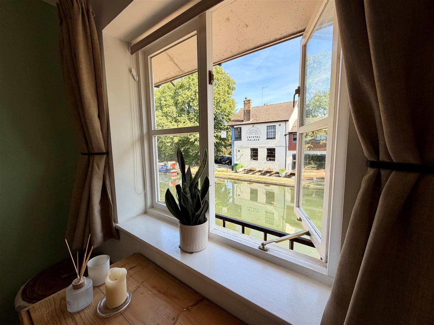 Flat Doltons Wharf in Berkhamsted
