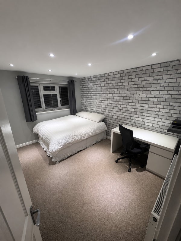 Room Laburnum Close in North Warwickshire
