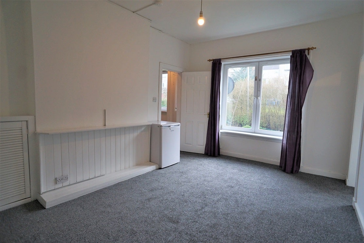 Flat Dorchester Avenue in Glasgow