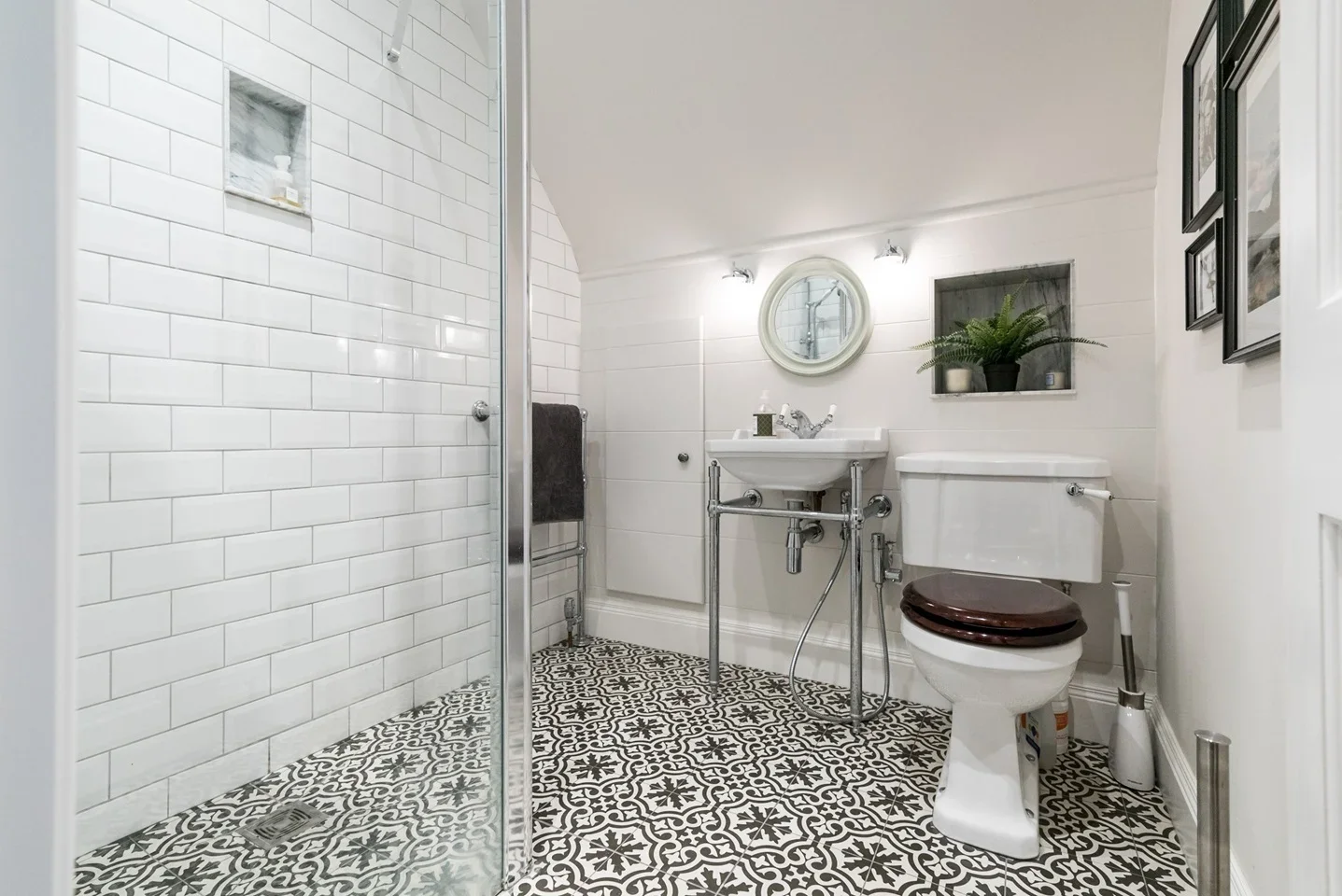 Flat Woodville Gardens in Greater London