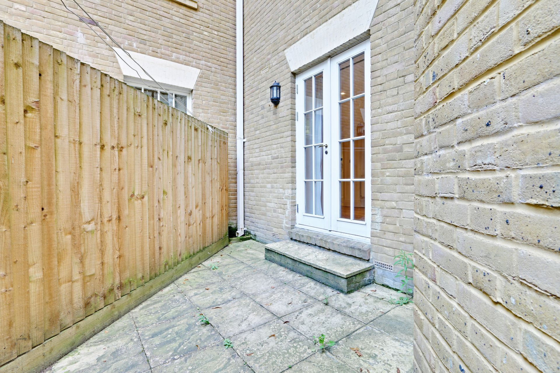 Flat Friern Barnet Road in Greater London