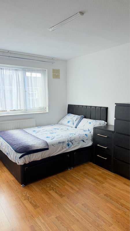 Room Kennard Road in Greater London