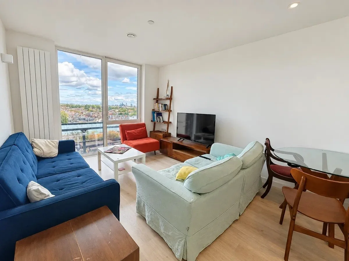 Flat Bollo Lane in Greater London