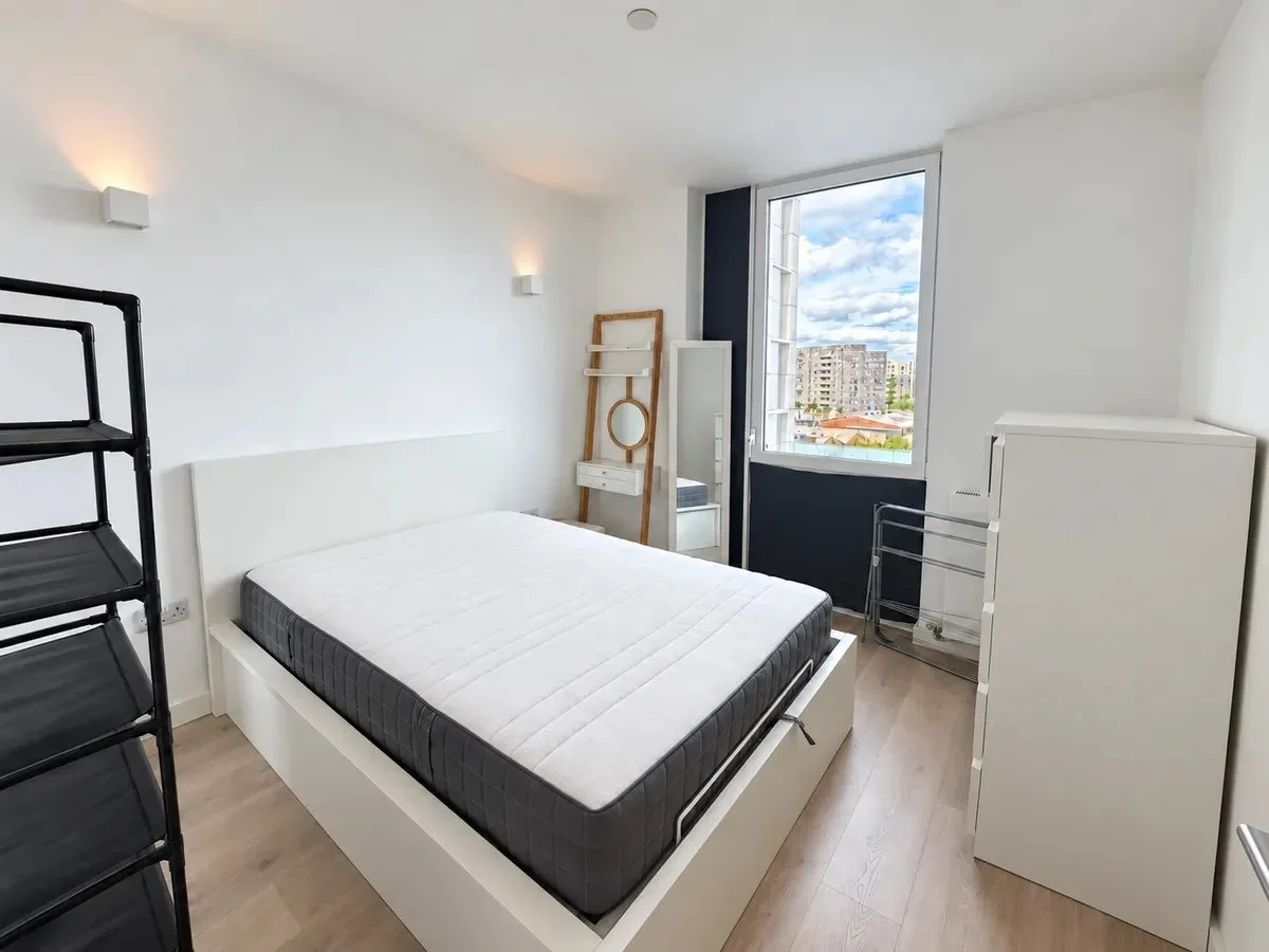 Flat Bollo Lane in Greater London