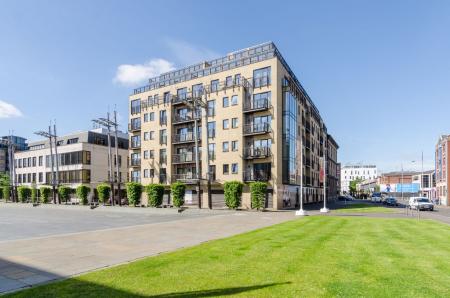 Flat Custom House Square in Belfast