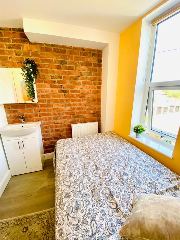 Room Sedgley Park Road in Manchester