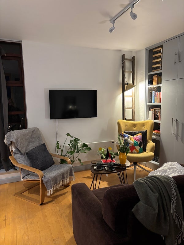 Flat Elephant Lane in Greater London