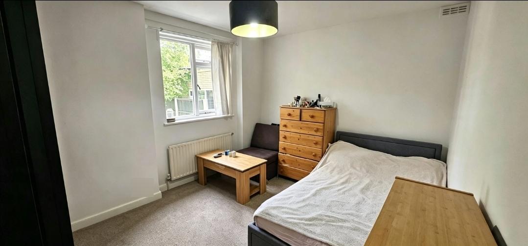 Flat Fairholt Road in Greater London