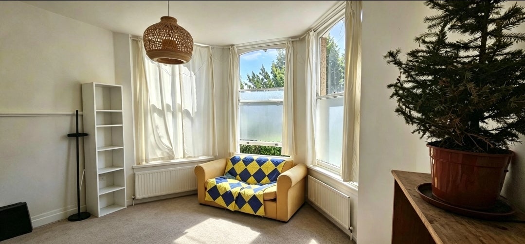 Flat Fairholt Road in Greater London