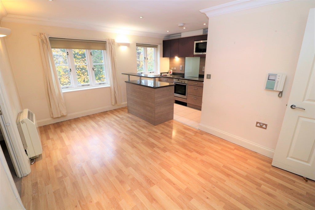 Flat High Street in Mole Valley