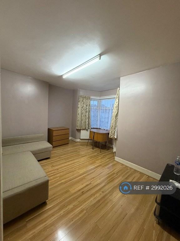 Flat Norton Road in Greater London
