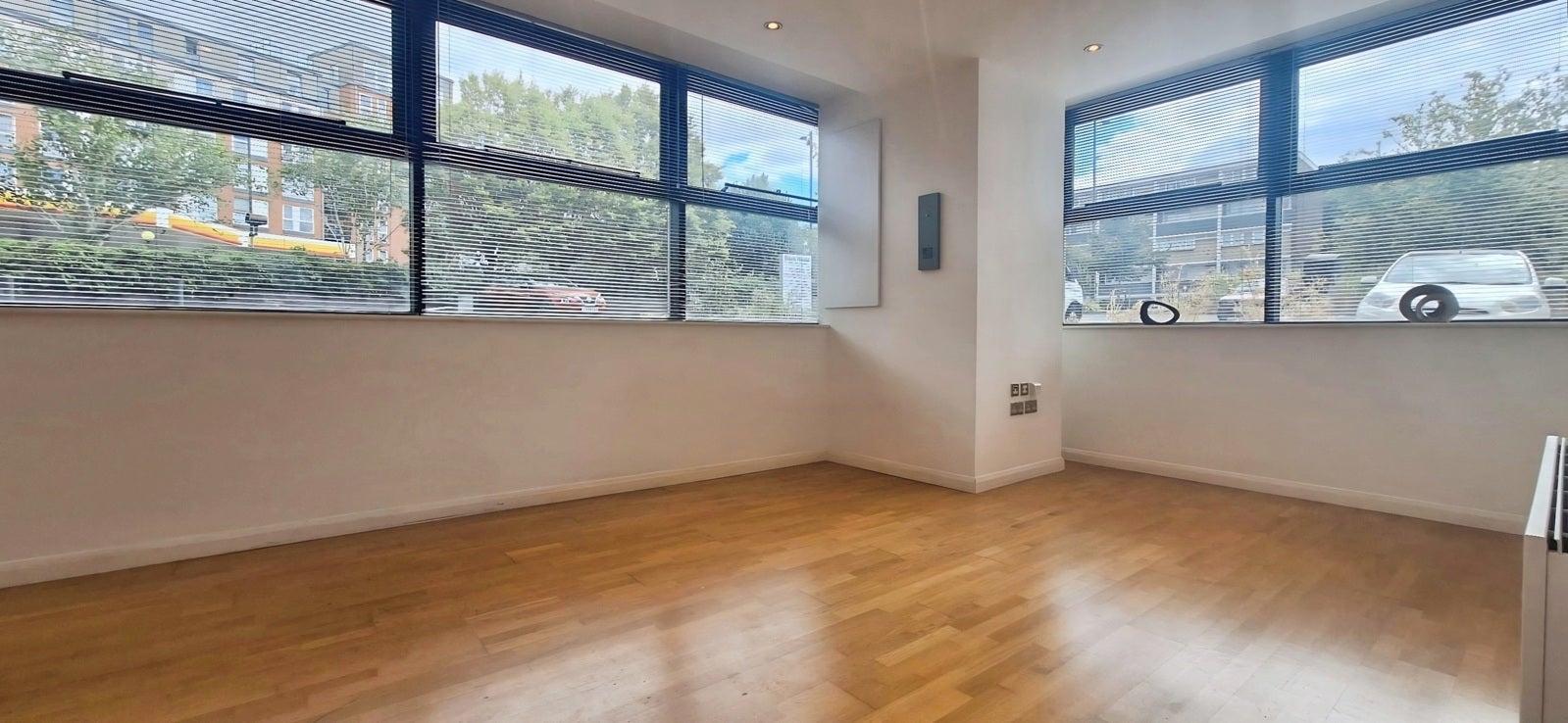 Flat Northolt Road in Greater London