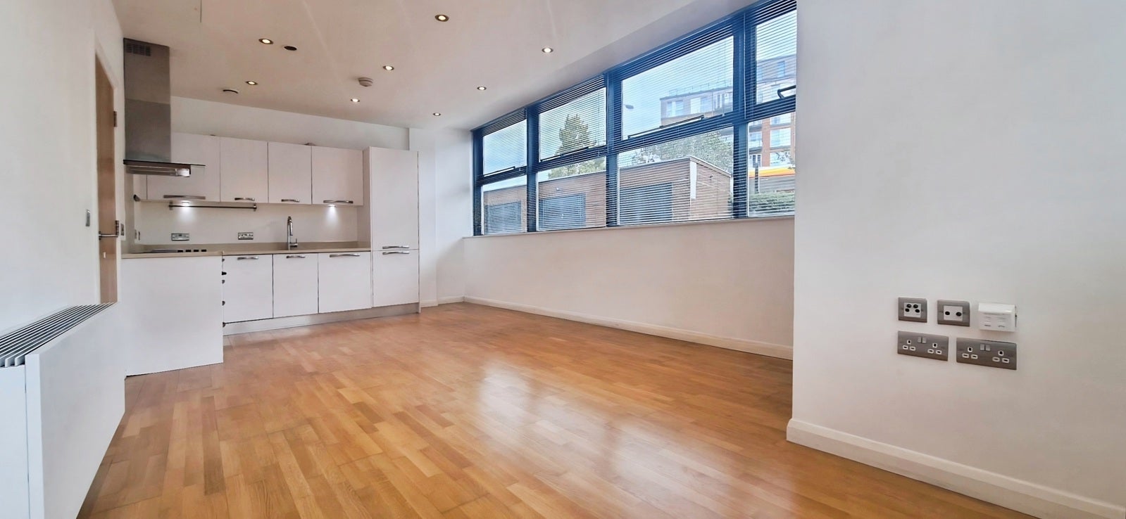 Flat Northolt Road in Greater London