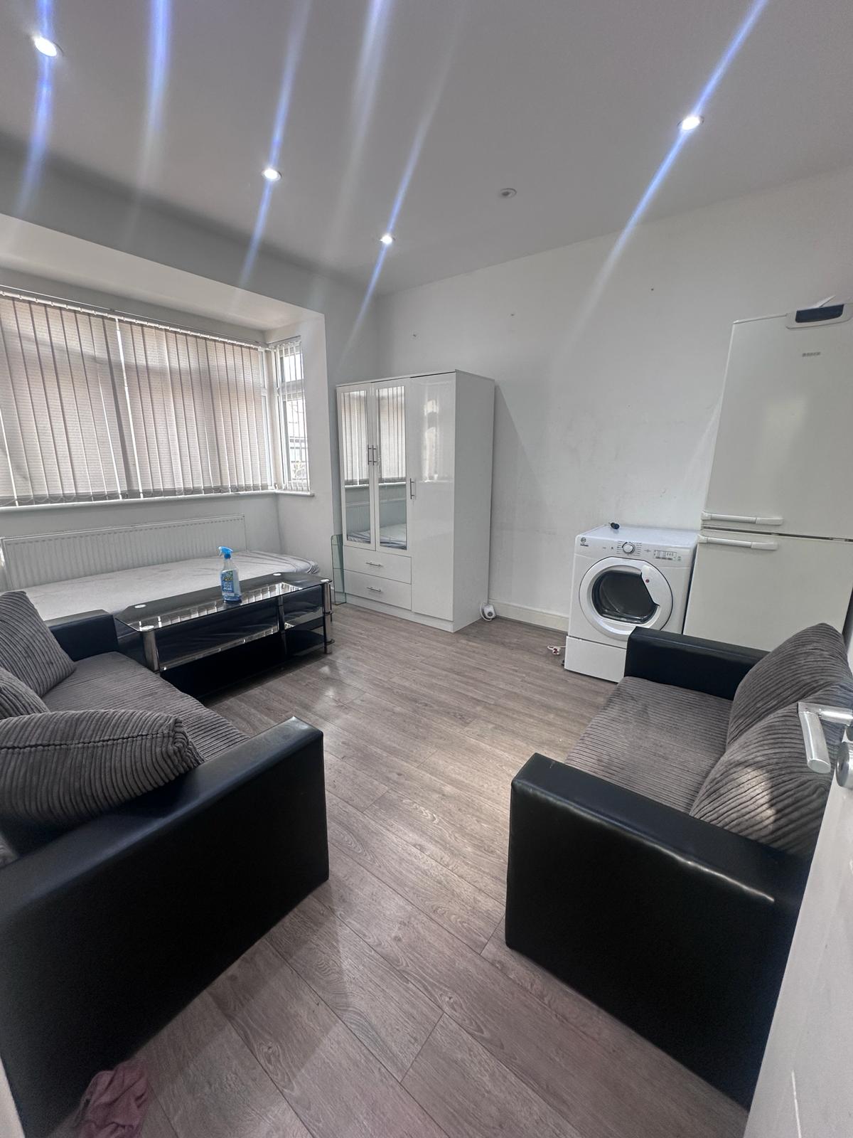 House Greenland Crescent in Greater London