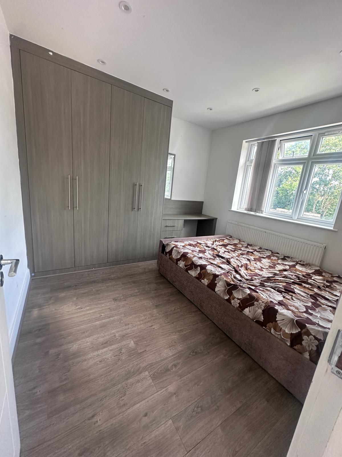 House Greenland Crescent in Greater London