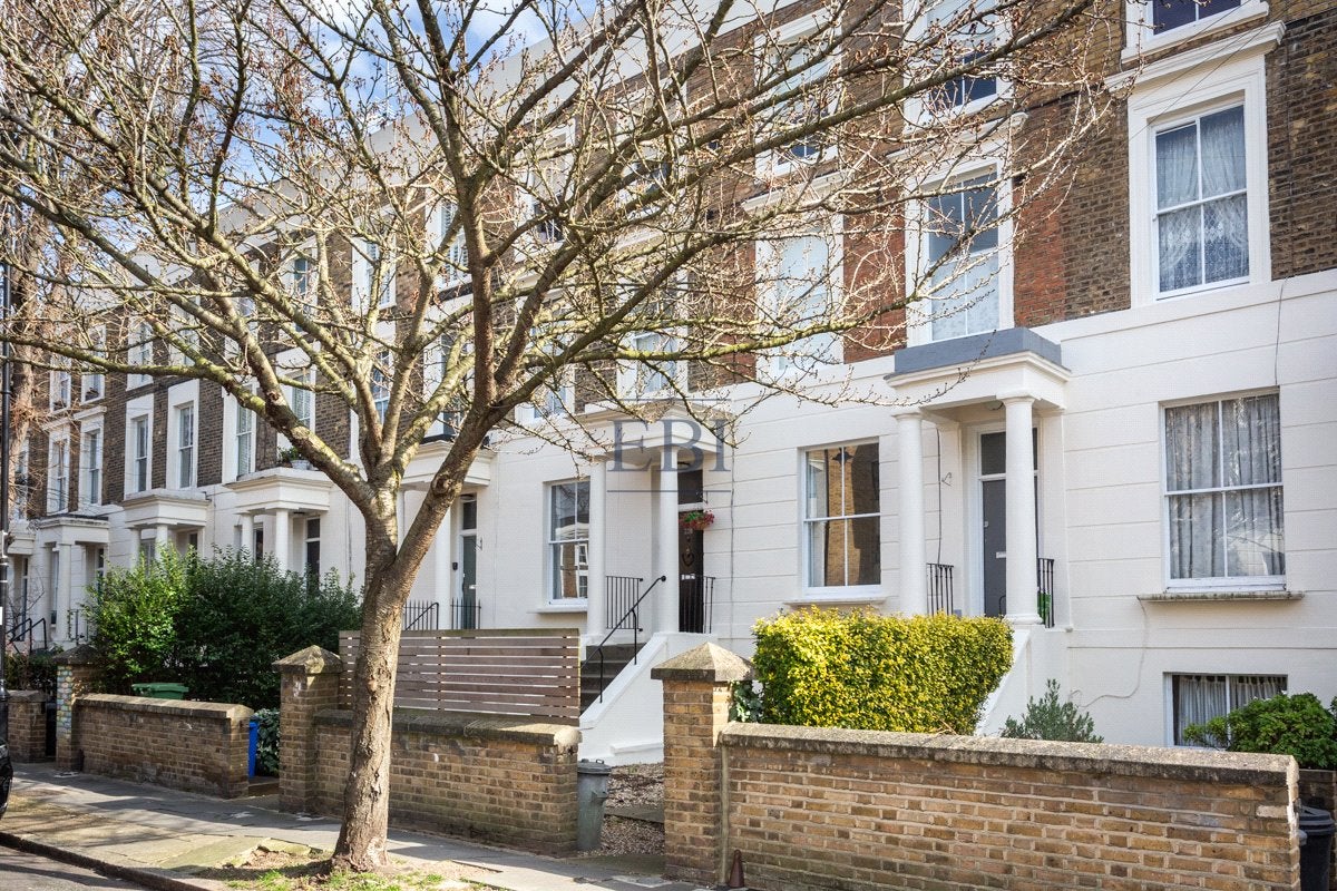 Flat Elmore Street in Greater London